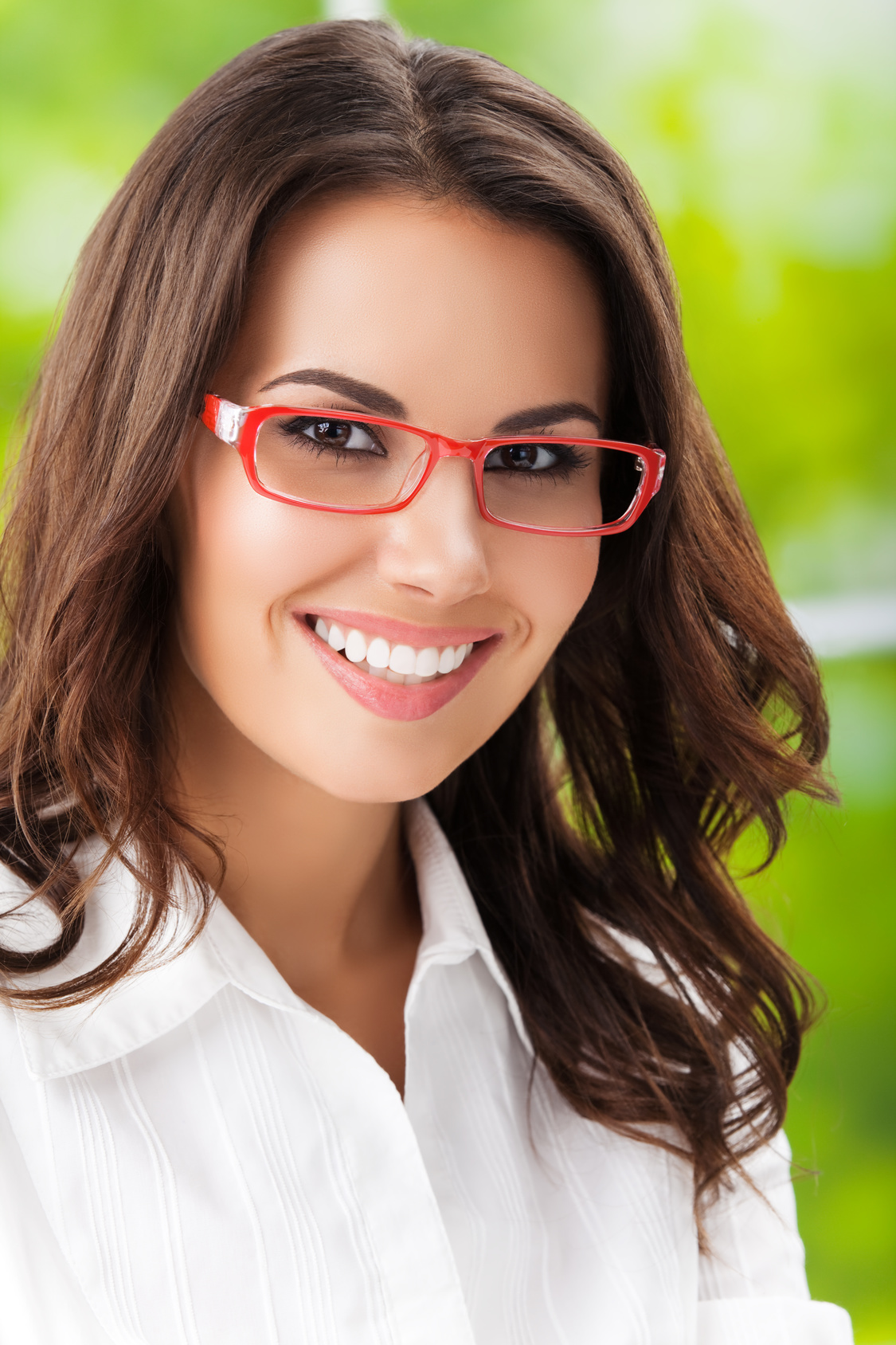 Portrait Of Young Smiling Brunette Businesswoman In Glasses Brillen 